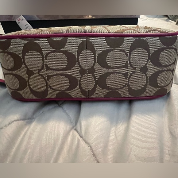 NWT Couch Signature Pouch with additional shoulder strap - Picture 3 of 4